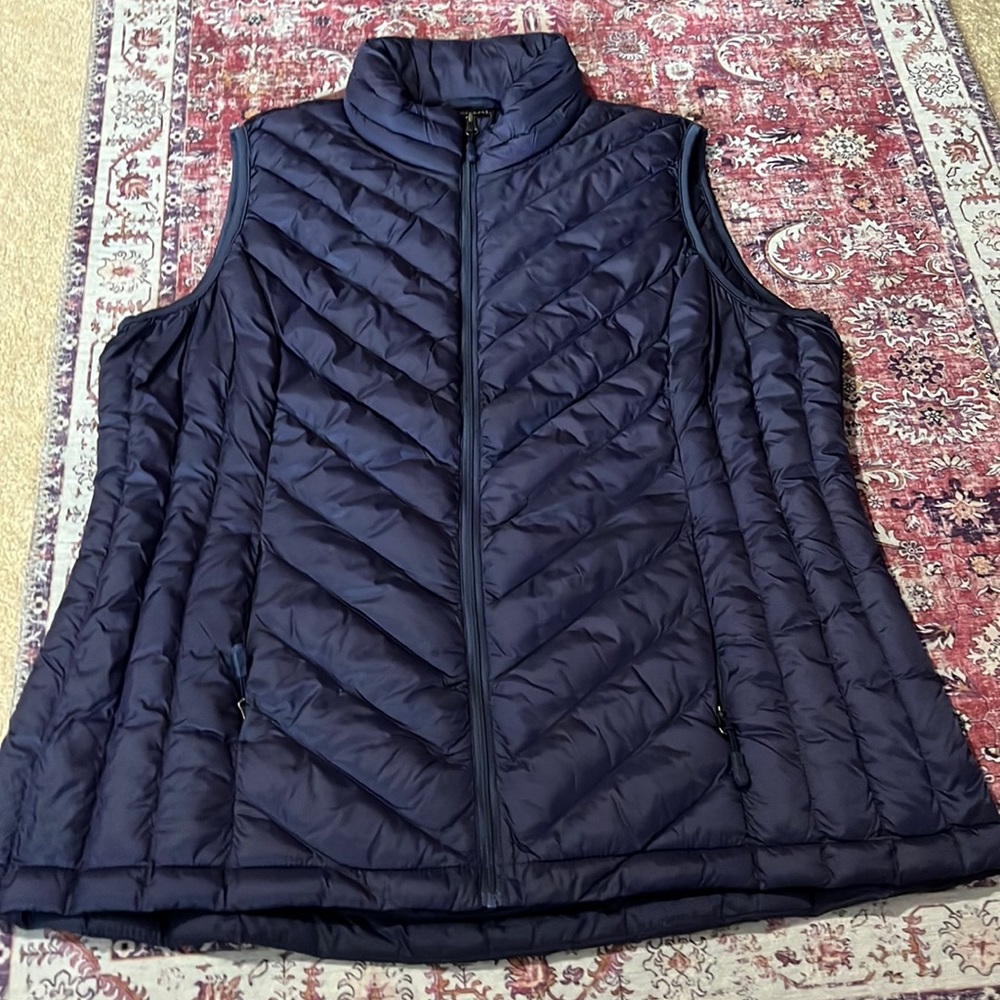 Women’s size large purple packable puffer vest